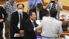 環狀線板橋站聯開案　議員質疑價值低估新北市議會30日進行市政總質詢，有議員質詢時批評捷運環狀線板橋站聯開案價值遭低估；市長侯友宜答說，仍有檢討空間。圖為侯友宜（前中）到台下與議員溝通。中央社記者王鴻國攝　109年6月30日