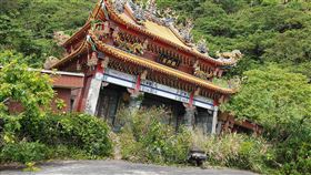 嘉義太和振興宮成觀光秘境嘉義梅山太和村振興宮因八八風災地層滑動，廟宇位移、傾斜，近年成為觀光秘境；阿里山國家風景管理處將設立觀景平台，方便旅客到此一遊。（郭凱迪提供）中央社記者蔡智明傳真　109年6月30日