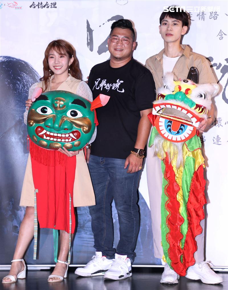 Andy及家寧兩人也化身醒獅團表演的方式，以舞獅來替草爺站台，還送上大聲公及象徵好彩頭的蘿蔔。（記者邱榮吉/攝影）