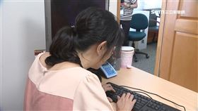 長時間配戴識別證 OL竟頭暈手麻