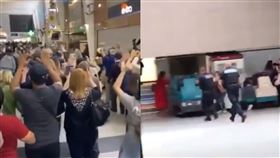 目擊男子持AK-47闖商場民眾尖叫奔逃（圖／翻攝自推特）