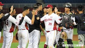 ▲樂天桃猿慶祝勝利。（圖／記者劉彥池攝影）