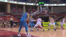 裁判報告指林書豪接球時先進攻犯規了。（圖／翻攝自YouTube）