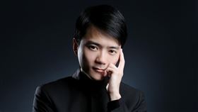 指揮吳曜宇　接台北愛樂青年管弦樂團音樂總監法國貝桑頌國際指揮大賽首獎得主吳曜宇（圖）是繼公元1988年國家交響樂團音樂總監呂紹嘉後，第2個獲殊榮的台灣人，7月將接下台北愛樂青年管弦樂團音樂總監一職。（吳曜宇提供）中央社記者趙靜瑜傳真　109年6月30日