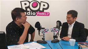 大公廣集團整合有待溝通　李永得建議走金控模式文化部長李永得（右）30日接受廣播節目主持人蔡詩萍（左）專訪時表示，有關大公廣集團整合的問題仍在與各界溝通，不過他提出未來應該要走「金控模式」，由委員會制定共同目標，但經營成敗由各單位負責。中央社記者鄭景雯攝　109年6月30日