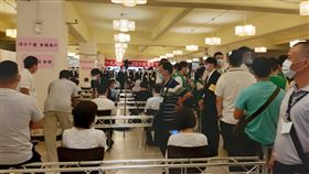 大同股東會 主席台與股東保持距離大同公司30日舉行股東常會改選董事，主持會議的董事長林郭文豔與股東區保持相當距離。中央社記者潘智義攝  109年6月30日