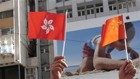 中國全國人大常委會在昨（30）日以162票、全票數通過《港版國安法》，而中國國家主席習近平也已簽署，公布後即日起生效施行（圖／翻攝自新華網）香港國旗