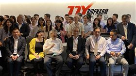 林全盼攜手年輕世代 帶領東洋邁向國際級公司東洋總經理暨創辦人之一蕭英鈞（前排左3）退休轉任顧問，由年僅44歲的營運長施俊良（前排左1）接任，傳承專業經理人接班的企業文化，30日舉行歡送交接茶會。董事長林全（前排右3）期望攜手年輕世代努力讓東洋邁向國際性大公司。中央社記者韓婷婷攝　109年6月30日