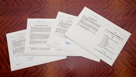 港區國安法實施  人民日報：一國兩制的壓艙石人民日報1日發表評論稱，「港區國安法」的頒布實施，已成為「一國兩制」行穩致遠的「壓艙石」，必將有力打擊反中亂港勢力的囂張氣焰。圖為香港特首林鄭月娥昨晚簽署生效的「港區國安法」文本。（中通社提供）中央社  109年7月1日