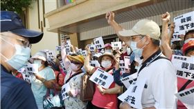 台北市政府規劃改建雙連段帶狀公園，引發居民與攤商抗議。北捷30日表示，原訂7月1日架設施工圍籬延至7月15日。圖為雙連市集攤商舉看板呼口號，抗議帶狀公園改建沒有配套措施讓他們無路可走。（中央社檔案照片）