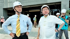 視察八德一號社會宅　徐國勇感謝鄭文燦照顧警消內政部長徐國勇（前左）與桃園市長鄭文燦（前右）30日視察八德一號社會住宅，徐國勇表示，感謝鄭文燦保留5%的八德一號社宅名額，並優先開放警消申請，讓同仁感受到市府的支持。中央社記者吳睿騏桃園攝　109年6月30日