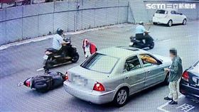 台北市民權一派出所門口發生連環車禍。（圖／翻攝畫面）