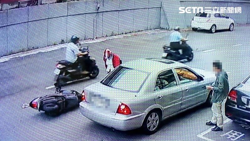 派出所門口連環車禍　婦重摔挫傷送醫