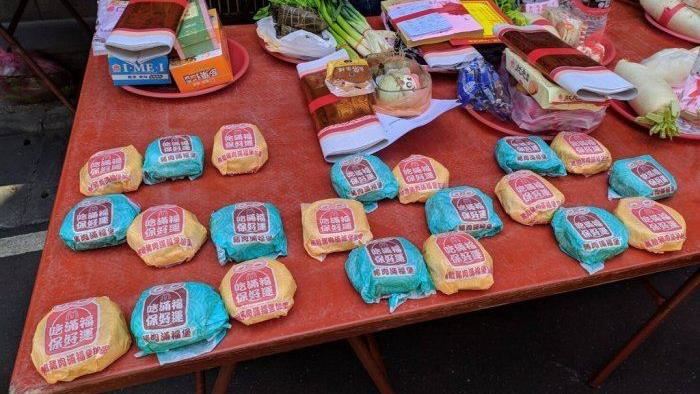 她指考　男友買21顆滿福堡排500