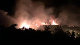 綠島深夜惡火台東綠島鄉觀音洞附近6月30日晚間發生雜草火警，因緊鄰公路，濃煙加上高溫，許多環島夜遊的旅客無法通行，所幸深夜到凌晨無風力助燃，1日上午已不見火光，只剩白煙。（民眾提供）中央社記者盧太城台東傳真  109年7月1日