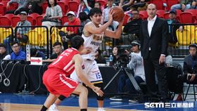  ▲裕隆周士淵（右）今日攻下12分。（圖／記者蔡宜瑾攝影）