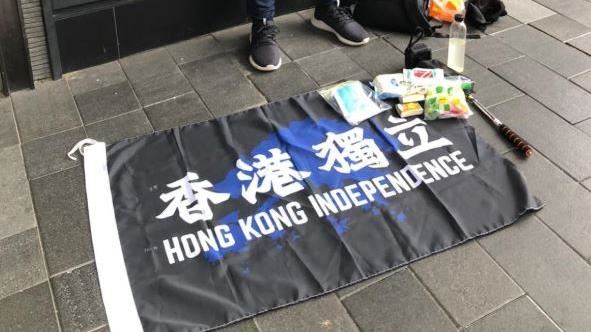 新／國安法首日！男持香港獨立旗遭逮