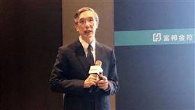 疫情若再流行  富邦金估全球經濟2022年才見曙光富邦金首席經濟學家羅瑋1日表示，若爆發二次疫情大流行，預估全球經濟要到2022年才有機會看到曙光，其中，疫情牽動油價變化、美國總統大選及美國聯準會（Fed）貨幣政策動向，將是觀察重點。中央社記者劉姵呈攝　109年7月1日