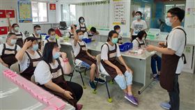 唐氏症基金會教導學員如何使用三倍券。（圖／唐氏症基金會提供）