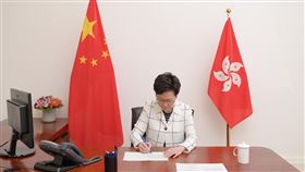 林鄭月娥感謝北京信任  相信香港可否極泰來香港行政長官林鄭月娥1日在香港特別行政區成立23週年典禮後致詞時說，過去一年是她40年公務生涯中最嚴峻的考驗，但她感謝北京中央對其信任，相信香港可以否極泰來。圖為林鄭昨晚簽署生效「港區國安法」。（中通社提供）中央社  109年7月1日    