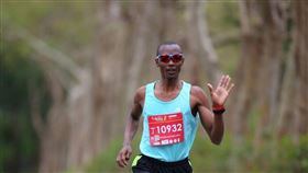 疫情中斷獎金收入  在台肯亞長跑好手賣襪維生來自肯亞的托瑪士（Thomas Muli）來到台灣2年多，原靠路跑比賽獎金賺取生活費及學費，但武漢肺炎疫情爆發後，路跑競賽取消或暫緩，他想到跑步時穿的台灣製造跑步襪十分舒適，於是在苗栗竹南運動公園賣起3雙新台幣100元的襪子，維持生活開銷。（Thomas Muli提供）中央社記者管瑞平傳真  109年7月1日