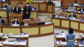 議員指寵物店售染病幼犬　侯友宜：隨時查察裁罰新北市議員戴瑋姍（前右，藍衣）1日在議會質詢表示，板橋區某寵物店販賣生病寵物給不知情的消費者，還要求放棄農委會版的定型化契約，使得消費爭議不斷。新北市長侯友宜（2排左2）說，會隨時查察並裁罰。中央社記者王鴻國攝　109年7月1日