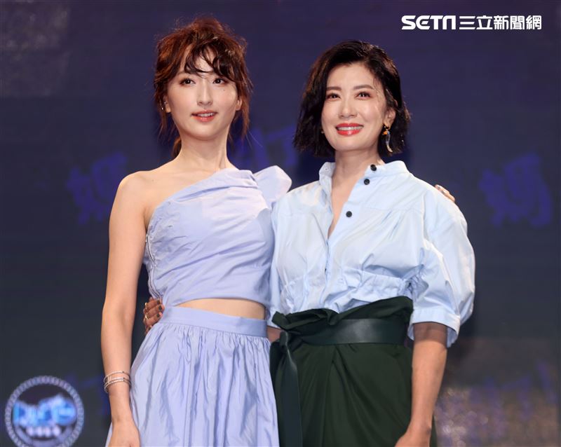 賈靜雯、柯佳嬿攜手演出影集「媽，別鬧了！」。（記者邱榮吉/攝影）
