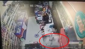 中國大連一名店員10秒爆打9次搶劫犯，屬正當防衛。（圖／翻攝自微博）