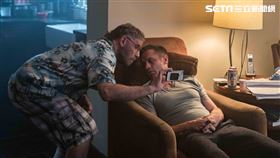 嫩妹粉絲藏衣櫃 約翰屈伏塔在家中遇瘋狂粉絲。（圖／天馬行空提供）