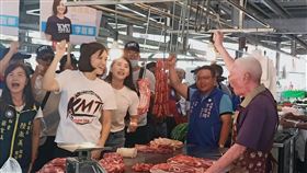 李眉蓁訪北高雄拜票　推發展觀光特色市場國民黨高雄市長補選參選人李眉蓁（前左2）1日前進北高雄到岡山欣欣市場拜票，她表示，若自己當選會力推觀光特色市場。（李眉蓁競選辦公室提供）中央社記者陳朝福傳真  109年7月1日