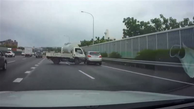 換線失控！貨車打橫滑行猛凸小客車