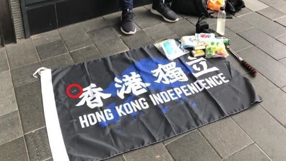 男持香港獨立旗幟遭逮…2字可能無罪
