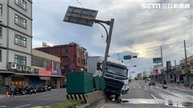 桃園市聯結車衝上安全島，還撞倒電線杆及電箱。（圖／翻攝畫面）