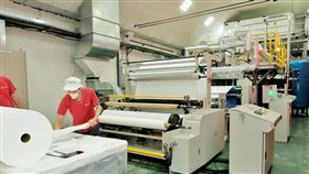 首座自主生產熔噴產線　桃園啟用「台灣首座百分百國產自主防疫熔噴新產線啟用典禮」1日在桃園舉行，敏成公司董事長古思明表示，公司投入新台幣4500萬元擴建熔噴設備產線，並獲經濟部工業局補助2000萬元，7月投產後，日產能將由目前7噸提升至9噸，公司也計劃再增設2條產線，完成後總產能將可再向上提升。中央社記者吳睿騏桃園攝　109年7月1日