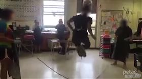 用「貓腸子」跳繩　網曝超扯校園醜聞
美國,校園醜聞,貓,腸子,跳繩
翻攝自抖音、YouTube