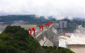 三峽大壩洩洪▲。（圖／翻攝自三峽晚報微博）