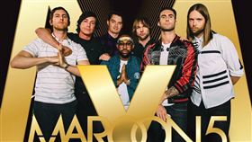 「魔力紅」貝斯手米基麥登（右三）上周六驚傳遭逮捕。（圖／翻攝自Maroon 5 IG）