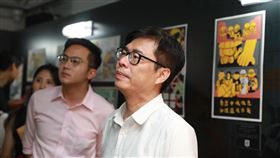 陳其邁參觀「香港反送中運動週年圖像展」。(陳其邁競選團隊提供)