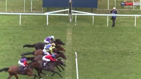英國賽馬4馬齊衝線　最後這樣判定