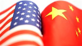 華爾街日報報導，美國總統川普10月宣布美中達成首階段貿易協議，但雙方談判團隊協商文本兩個月，實質進展有限。與此同時，兩國官員都堅稱談判沒硬性期限。（示意圖／中新社提供）中國、美國國旗