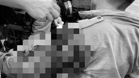 港警肩膀被刺傷（圖／翻攝自香港警察 Hong Kong Police臉書）