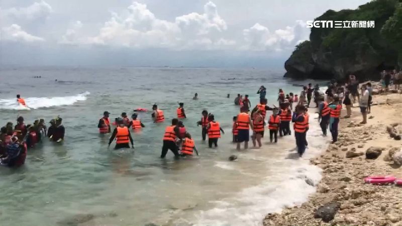 小琉球遊客「拿海膽插海參」惹怒網