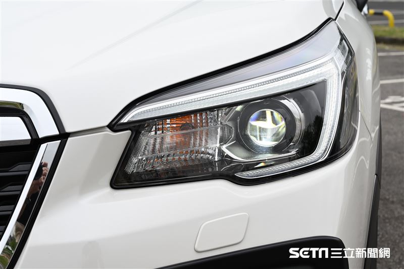 雨勢大、濃霧、天色昏暗或能見度變差，一定要開頭燈。（圖／鍾釗榛攝影）