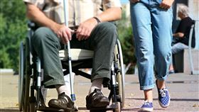 外籍看護推阿嬤去散步　回家竟變阿公
（圖／翻攝自pixabay）