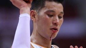 豪遭肘擊「爆血」傷退　首鋼3連勝
CBA,林書豪,北京首鋼,傷退,廣州龍獅,陳盈駿
翻攝自林書豪微博