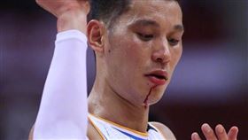 林書豪被肘擊嘴角鮮血直流。（圖／翻攝自林書豪微博）