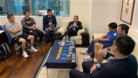 九太董事長沈會承盼籃協出面整合兩聯盟九太科技董事長沈會承（左4）1日強調，在超級籃球聯賽（SBL）創始之初及籃壇最不好的時刻，他都義無反顧投入、力挺，如今台灣籃壇即將面臨分裂，他既心痛又無奈，也希望籃協可以出面整合多方勢力，將兩個聯盟合而為一，才有利台灣籃壇整體發展。中央社記者龍柏安攝　109年7月1日