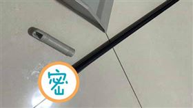 私房錢,掃把,掃地,彈出(翻攝自 爆廢公社)