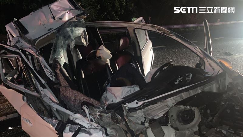 轎車離奇猛撞大貨車　駕駛削臉爆頭亡