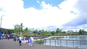 疫情解封　故宮南院參觀人潮也解凍故宮南院處長彭子程表示，參觀人數因疫情解封也跟著解凍，端午節連假、日環食都帶來人潮，單是端午連假第2天，遊客就已破萬，6月整體參觀人數與去年6月差不多，都接近8萬人。中央社記者蔡智明攝　109年7月1日